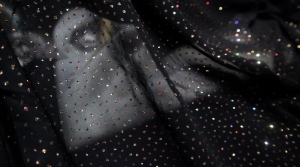 szyfon czarny z przebłyskiem  -černý šifon s třpytkami