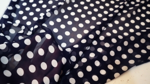 szyfon biały groszek na granatowym -Šifon  bílý hrášek