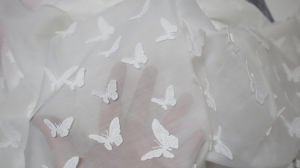 tkanina batystowa motylki n.505a motýlí batistová látka