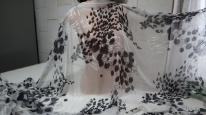 tkanina ''gaza'' biała z czarnym n.217 - gázová tkanina bílá s černou                                                    