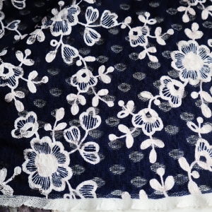 koronka granatowa białe kwiaty n.464-E tmavě modrá krajka s bílými květy