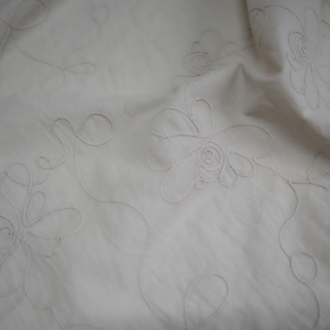 Etamina  haftowana jasny beżn.24-s -vyšívaný etamin světle béžová